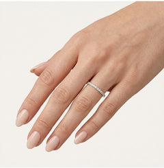 Anillo de boda de oro blanco con piedras