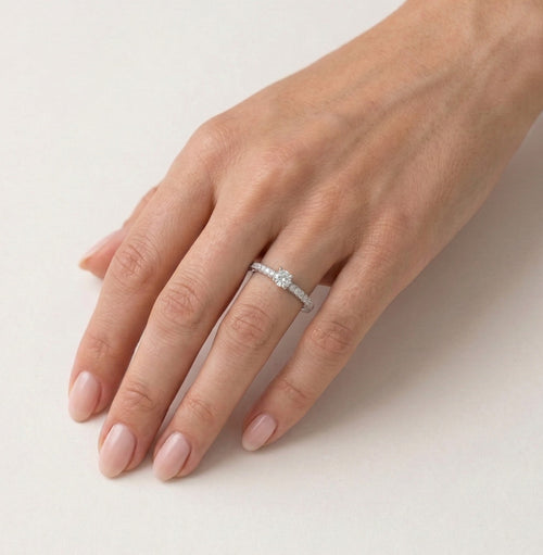 Anillo con circonita cúbica y engaste de seis garras