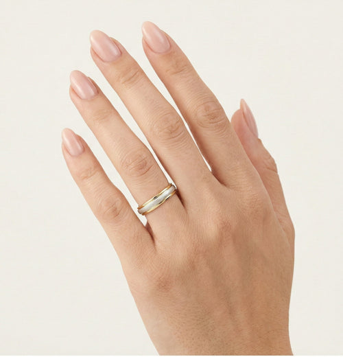 Anillo bicolor de boda con acabado mate y talla escalonada