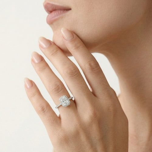 Bague en or blanc avec zirconium cubique taillé émeraude