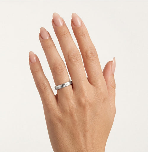 Anillo de boda delgado de oro blanco mate