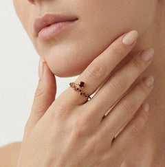 Stylish gold ring with round garnet