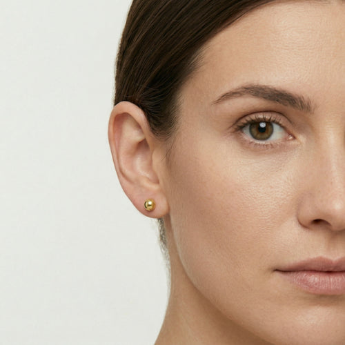 Půl kuličkové náušnice ze žlutého zlata