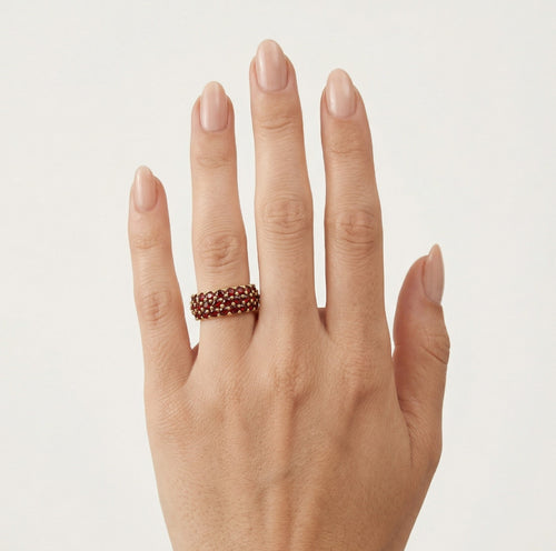 Gelbgoldring mit drei Reihen Granaten