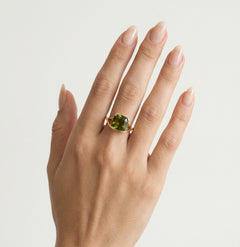 Anillo solitario especial de moldavita en talla cojín