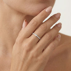 Minimalistický stříbrný prsten s kubickými zirkony