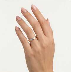 Anillo de oro rosa y blanco con diseño triangular