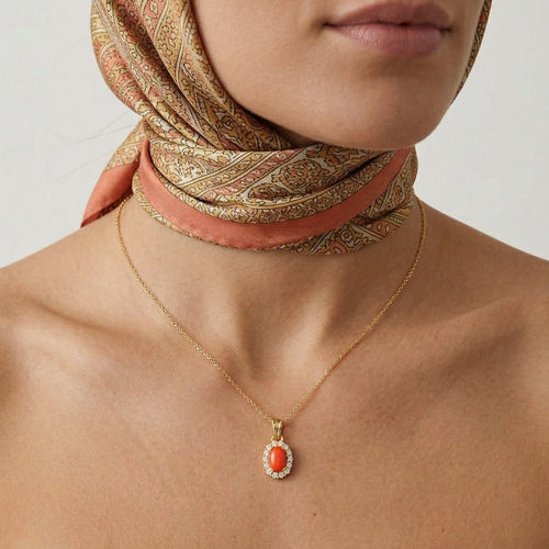 Colgante de oro con coral ovalado