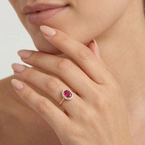 Prsten ze žlutého zlata se syntetickým rubínem a se shlukem kubických zirkonů