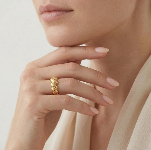 Oválný masivni prsten ze žlutého zlata