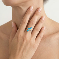 Bague en argent torsadée douce avec opale bleue