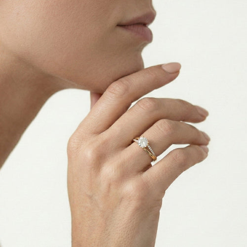 anillo de oro con doble línea destacada