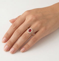 Bague élégante en or rose avec diamant et rubis