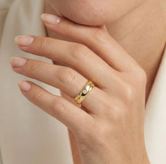 Bague torsadée en or avec une zircone cubique