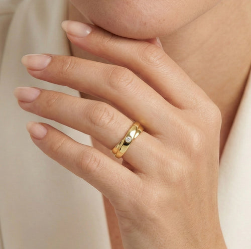 Bague torsadée en or avec une zircone cubique