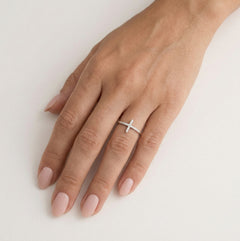 Bague élégante en argent sterling avec motif croix