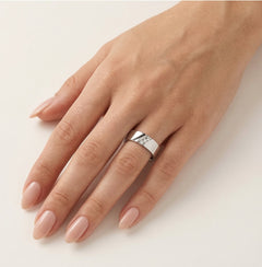 Silný snubní prsten z leštěného bílého zlata