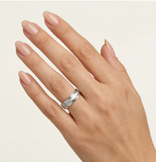 Elegantní snubní prsten z bílého zlata s kontrastní povrchovou úpravou