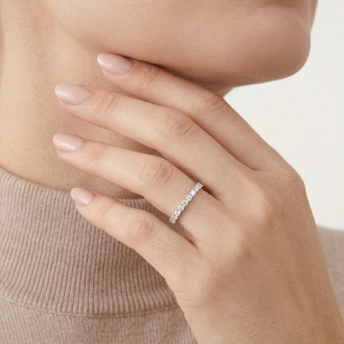 Lesklý prsten s řadou zirkonů pro ženy