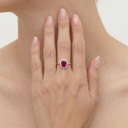 Halo-Ovalschliff-Rubinring aus Sterlingsilber