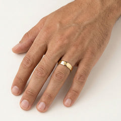 Bagues de mariage en or jaune au design spécial.