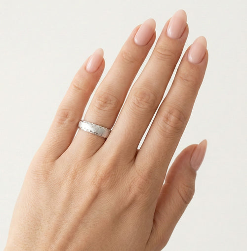 Anillo de boda elegante de oro blanco