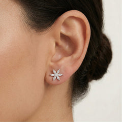 Stříbrné náušnice ve tvaru květiny  marquise  a kulatými zirkony