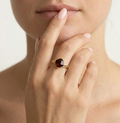 Bague solitaire simple en grenat taille coussin