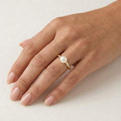 Bague en or avec zircon cubique et perle