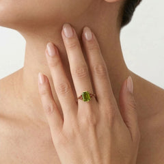 Anillo de elegancia con moldavita y granate de atractivo radiante