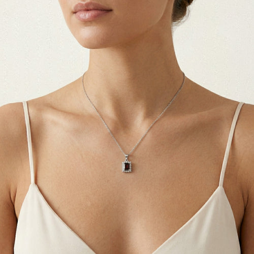 Přívěsek čtvercového granátu