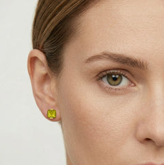 Pendientes de botón de oro con moldavita de corte princesa cuadrado