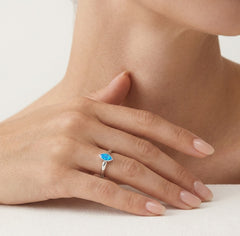 Stříbrný prsten s modrým oválným opálem