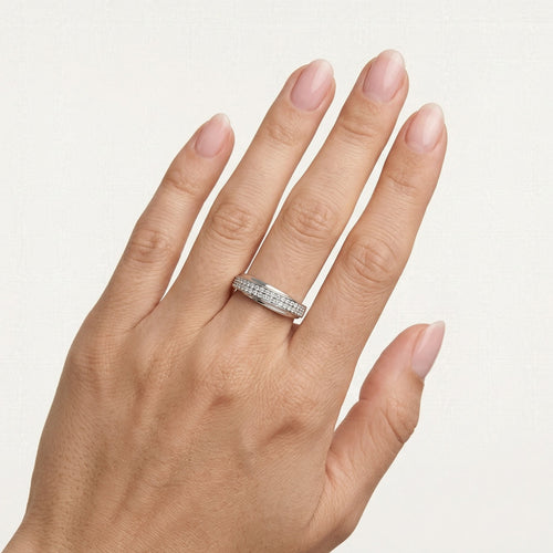 Bague en or blanc avec zircone cubique en diagonale
