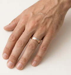Anillo de oro rosa y blanco con diseño triangular