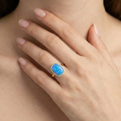 Masivní zlatý prsten s kabošonským modrým opálem