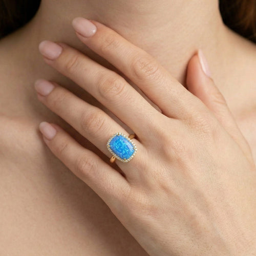 Masivní zlatý prsten s kabošonským modrým opálem