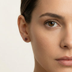 Clous d’oreilles en or jaune avec grenat rond