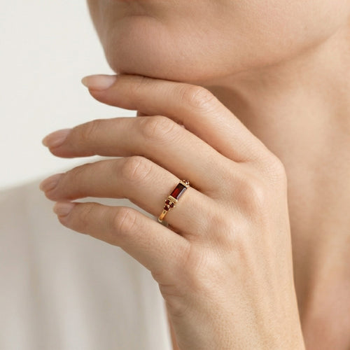 Anillo de oro con granates redondos y rectangulares