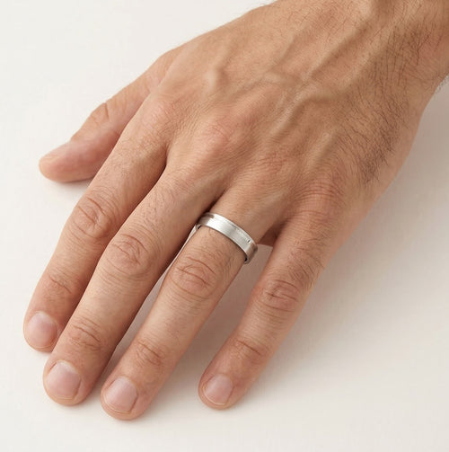 Alliance en or blanc avec ligne polie plate