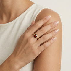 Rund geschliffener Granat-Solitär-Ring aus Gelbgold