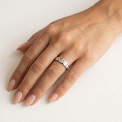 Alliance en or blanc avec motif grec