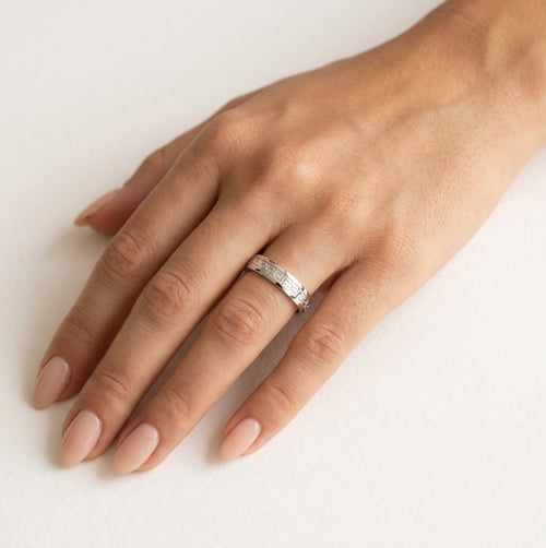 Alliance en or blanc avec motif grec