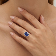 Bague halo en argent sterling avec saphir ovale.