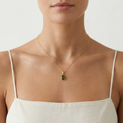 Gelbgold-Anhänger mit Moldavit im ovalen Facettenschliff