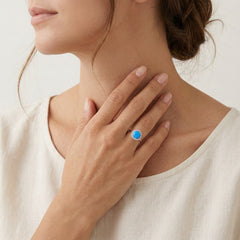 Prsten s modrým kulatým opálem a lunetou