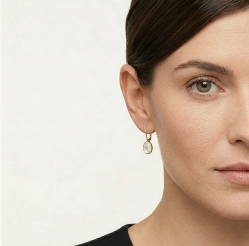 Zlaté oválné perleťové náušnice