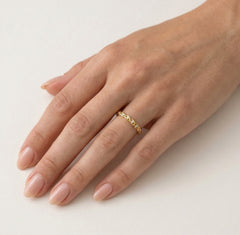 Prsten s propletenými zirkony a žlutým zlatem