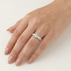 Runder Ring mit feinem Stufenschliff in Reihe