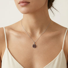 Květ v kruhu z granátu